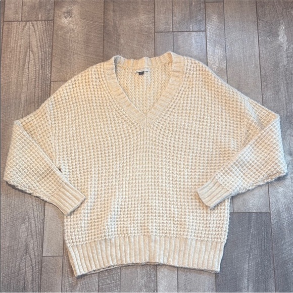 American Eagle Size Medium So Cozy V-Neck Oversized Bohemian Sweater. - Picture 2 of 5